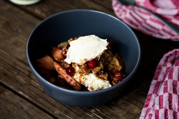 Appel-cranberry crumble met clotted cream