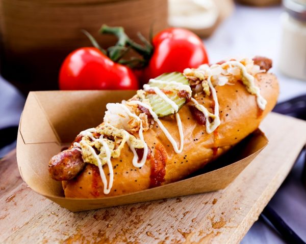 Dragon-mosterd hotdog met zuurkool en augurkjes