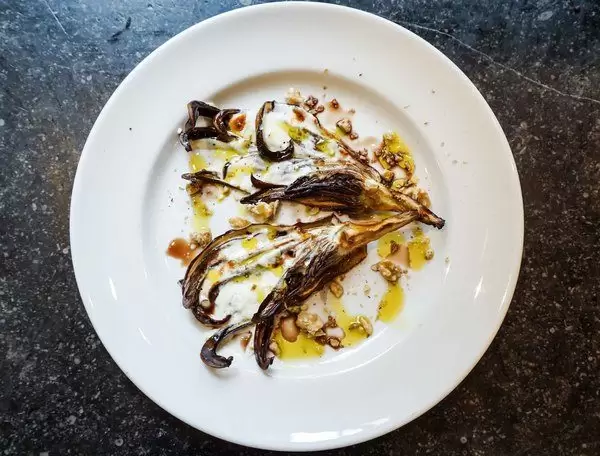 Gegrilde Radicchio Tardiva met mozzarella en gehakte walnoten