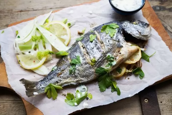 Gegrilde dorade met dragon crème fraiche en venkelsalade