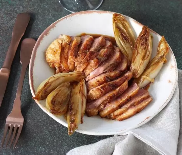 Eendenborstfilet met gekarameliseerde witlof en sinaasappeljus