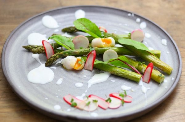 Geroosterde asperges met gemarineerde voorjaarsgroenten en citroen geitenyoghurt