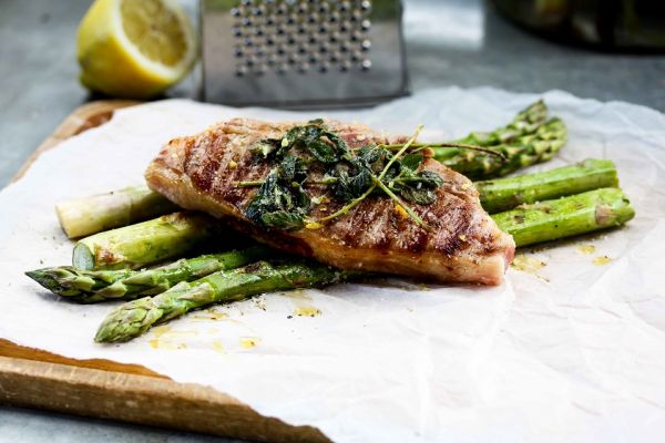 Lamszadelkoteletten met honing, tijm en gegrilde groene asperges