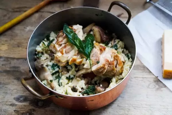 Risotto met gegrilde kippendijfilet en salie