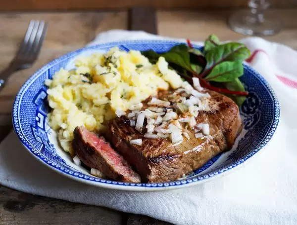 Entrecôte met sjalotten en knolselderijpuree