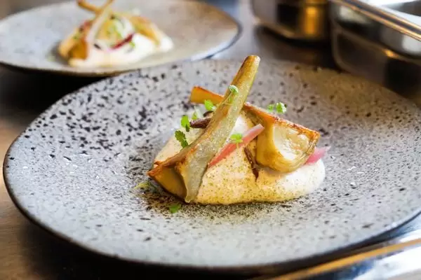 Ravioli met gestoofde lamsnek, crème van artisjok en luchtige geiten beurre blanc