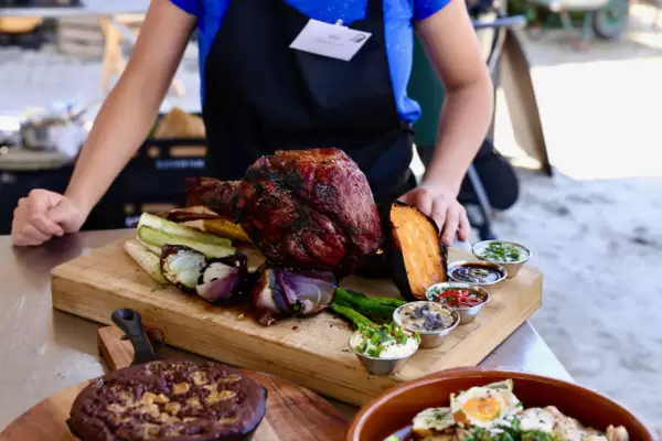 Gegrilde Tomahawk met groenten van de barbecue