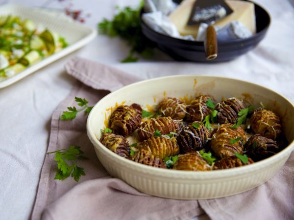 Aardappelwaaiers met knoflookboter, parmezaanse kaas en verse kruiden