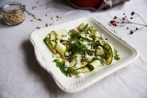 Courgette carpaccio met Chevre Buche en rucola