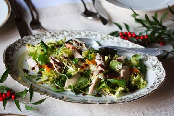 Konijnenbout met geroosterde peentjes, winterpostelein, Riccia andijvie en hazelnotenvinaigrette