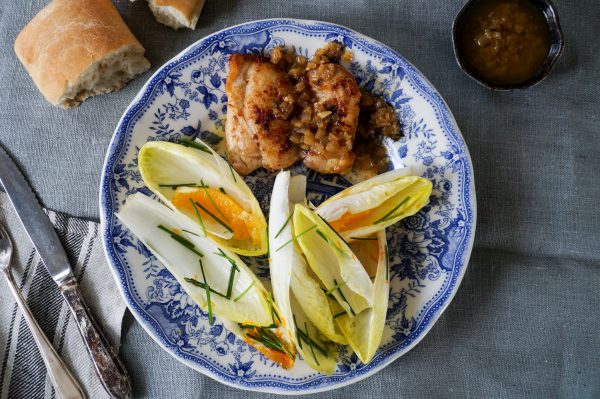 Kippendij met witlofsalade, pansaus en zuurdesembrood