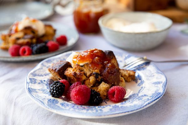 Brioche broodpudding met crème crue