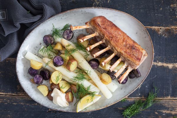 Lamsrack met asperges en gebakken aardappeltjes door Miljuschka