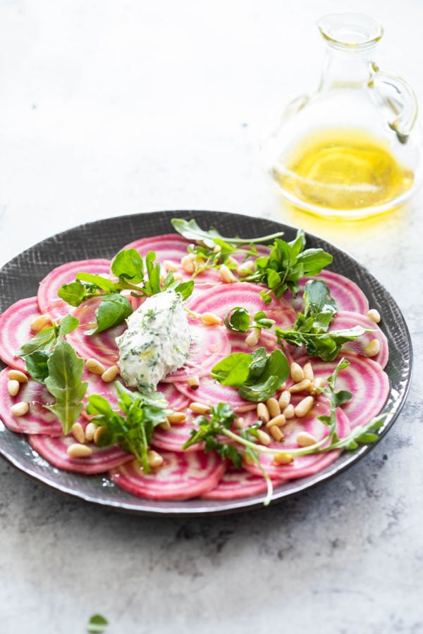 Bietencarpaccio met frisse kruidenhangop van Miljuschka