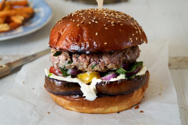 Kamper lamshamburger met gegrilde aubergine en feta crème