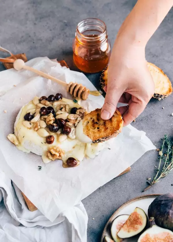 Gebakken camembert met honingnoten 