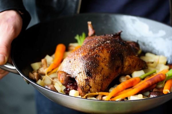 Wilde eend van de jacht met aardappel, wortel en salade