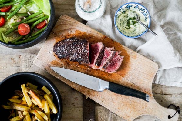 langzaam gegaarde ribeye met friet, dragon mayonaise en een frisse salade