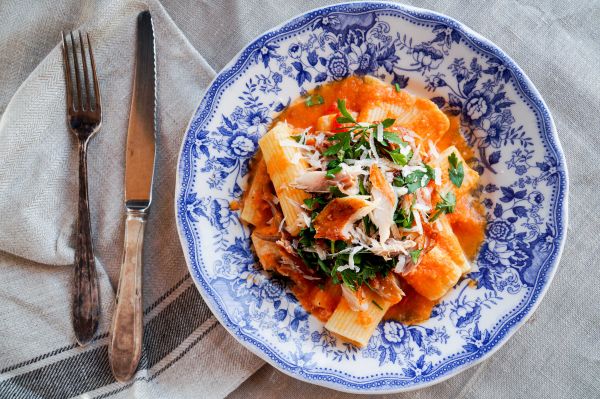 Rigatoni met tomaat en gerookte makreel