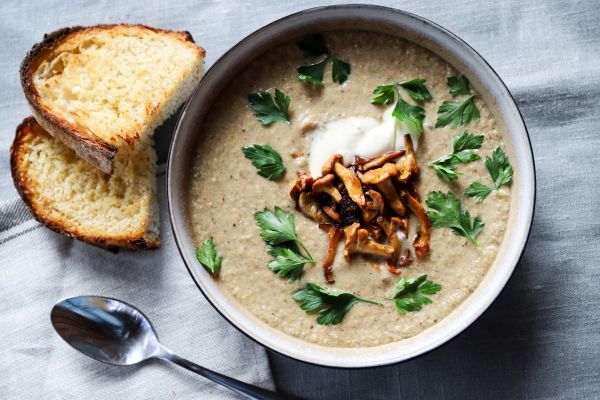 Paddenstoelensoep met zuurdesem knoflooktoast