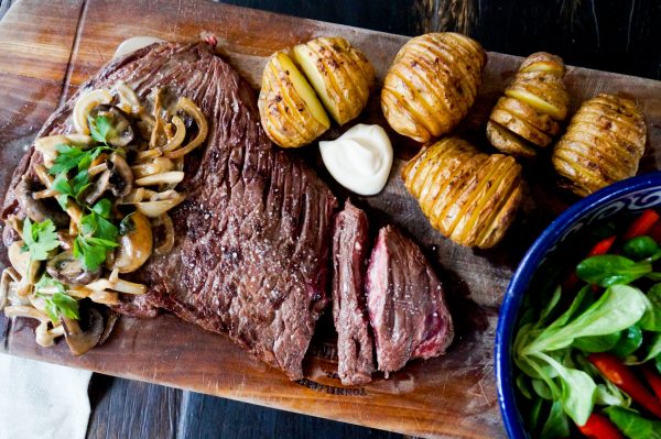 Bavette met paddenstoelen en hasselback aardappelen