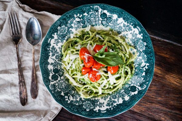 Spaghetti met boerenkoolpesto en geroosterde tomaatjes