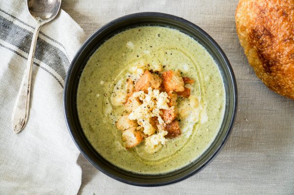 Geroosterde broccolisoep met cheddar croutons