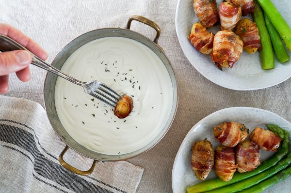 Geitenkaasfondue met krieltjes in spek en groene asperges