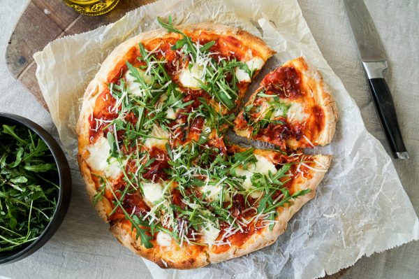 Pizza met spianata picante, buffelmozzarella en Parmezaan