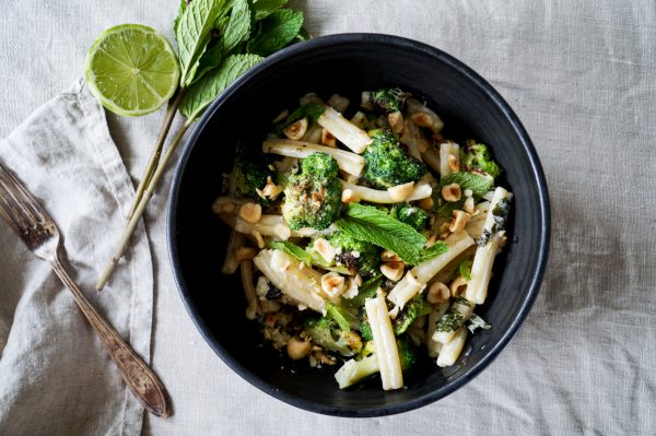 Pasta met broccoli, limoen, munt en hazelnoten