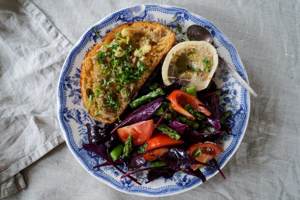 Toast met mergpijpjes, groene aspergesalade en betterave rouge