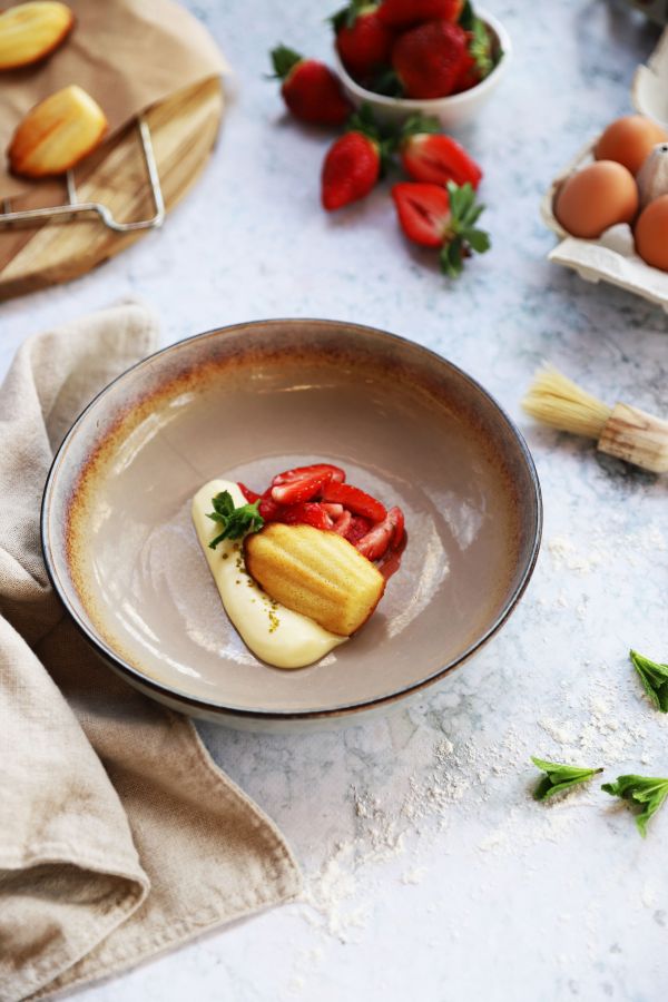 Madeleines met mascarponemousse en gemarineerde aardbeien