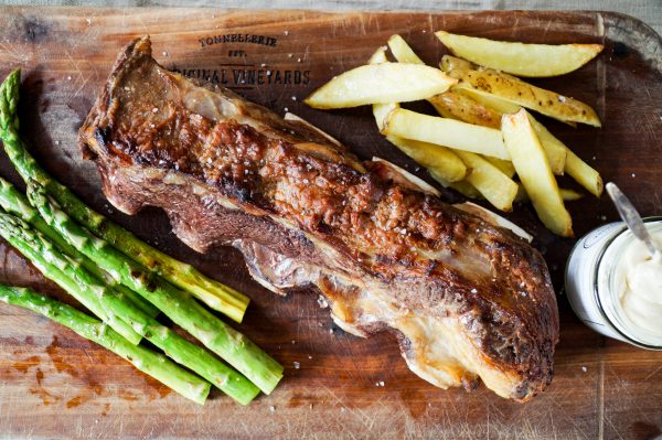 Sous vide shortribs met friet en groene asperges