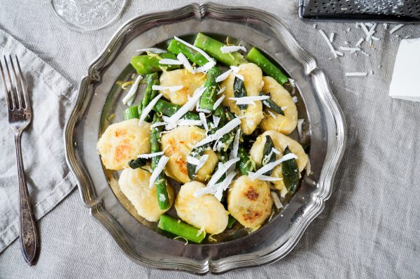 Zelfgemaakte gnocchi met lentegroenten