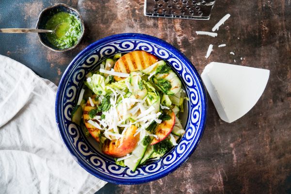 Salade met gegrilde perzik, peterselie-olie en ricotta salata