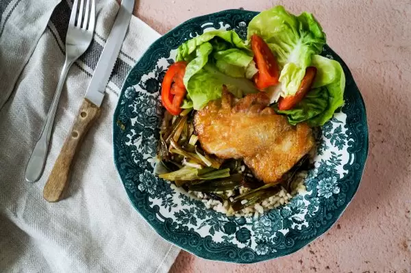 Kippendijfilet met natuurrijst, gebakken bosui en salade