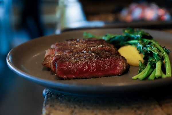 Restaurant Wils | Simmentaler runderribeye van de grill met puree van gele groenten en cime di rapa in citroenolie