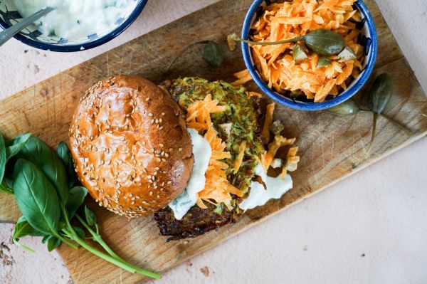 Courgetteburger op brioche met yoghurtsaus en wortelsalade