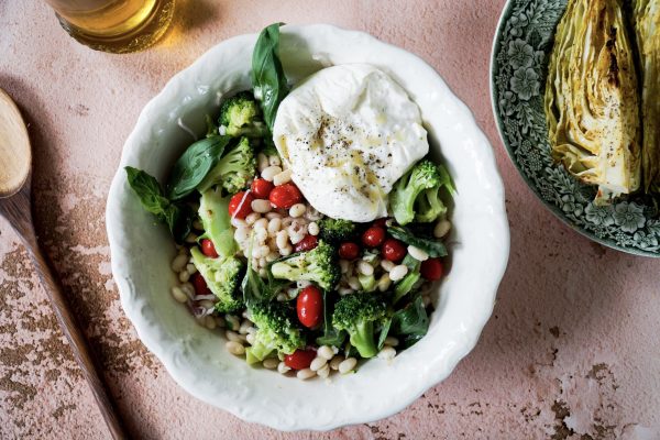 Geroosterde spitskool met broccoli, bonensalade en romige burrata