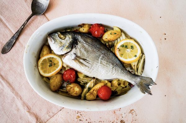 Hele dorade uit de oven met venkel, tomaat en smashed krieltjes