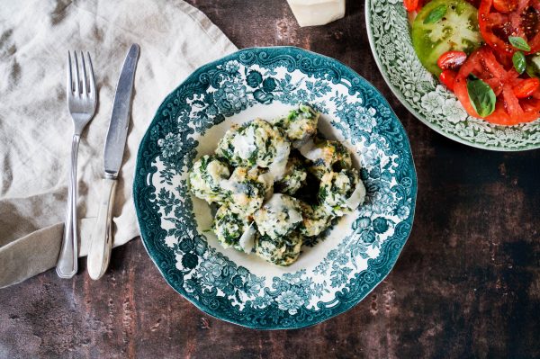 Italiaanse Malfatti met bruine boter en gemengde tomatensalade