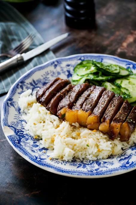 Entrecôte met knoflookrijst en komkommersalade