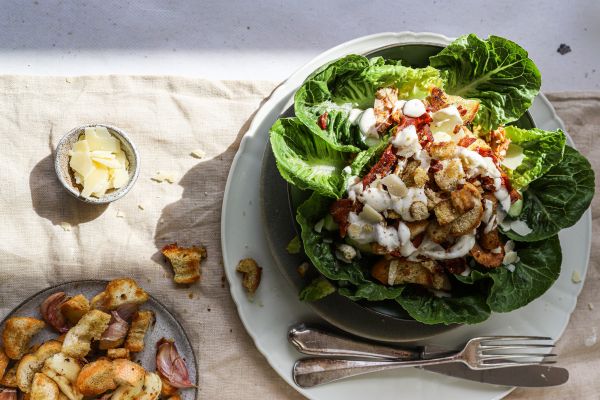 Romaine salade met knoflook croutons, spek en ansjovis