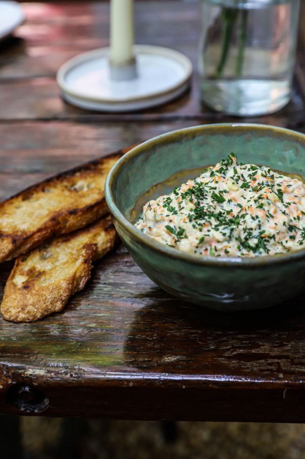 Lindenhoff X Bistro Flores | Toast van stokbrood met spread van koolrabi, kaas, peen en dragon