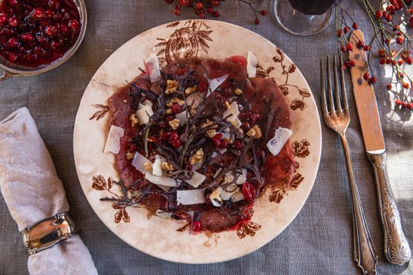 Carpaccio van hertenbiefstuk met cranberry vinaigrette