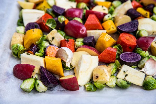 Traybake van seizoensgroenten met kruiden crème fraiche