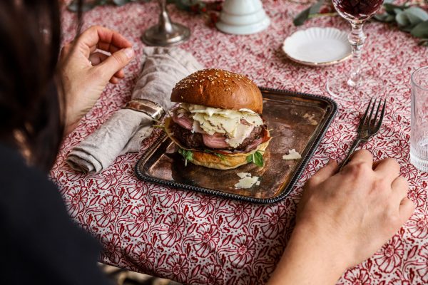 Feestburger met knapperige pancetta, pecorino al tartufo en ingemaakte rode biet