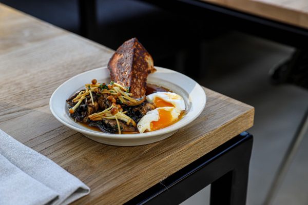 Lindenhoff x restaurant de Kas | Gebakken paddenstoelen in bouillon met brioche en gepocheerd ei